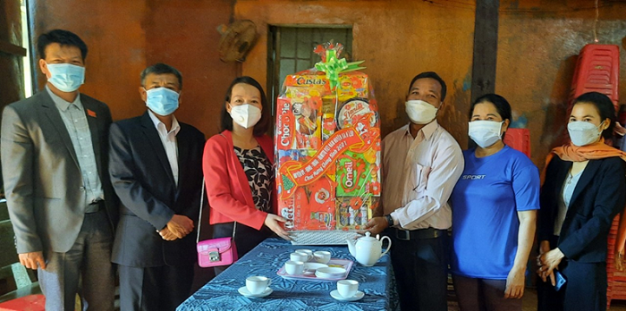 Doan cong tac so 02 cua huyen tham tang qua cac Diem nhom Tin lanh cong giao 1